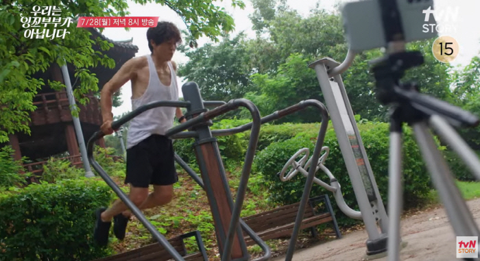 62-year-old Choi Soo-jong, perfect physical muscle pride..Even the exposure smoke is digested