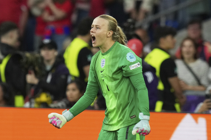 Footballer? I can't do it. England's GK, who overcame a birth disease, stands tall as a European champion...A touching story. A hot topic