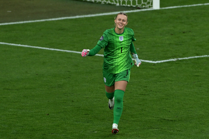Footballer? I can't do it. England's GK, who overcame a birth disease, stands tall as a European champion...A touching story. A hot topic