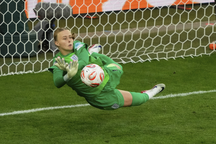 Footballer? I can't do it. England's GK, who overcame a birth disease, stands tall as a European champion...A touching story. A hot topic