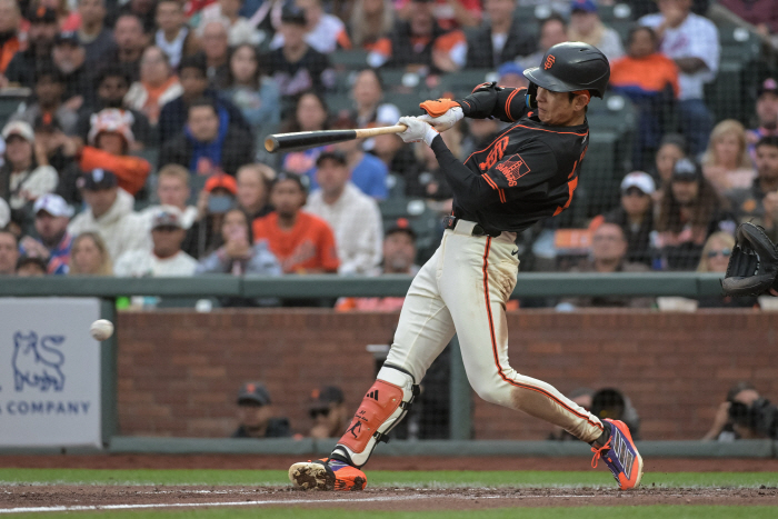 He went out twice with eyes, but Lee Jung-hoo's leadoff batting average of 0.174 and a ground ball. SF's three consecutive losses