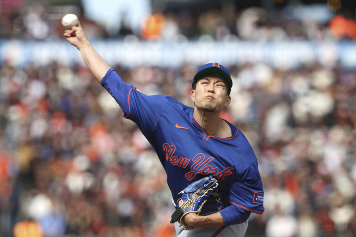 He went out twice with eyes, but Lee Jung-hoo's leadoff batting average of 0.174 and a ground ball. SF's three consecutive losses