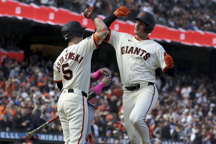 He went out twice with eyes, but Lee Jung-hoo's leadoff batting average of 0.174 and a ground ball. SF's three consecutive losses