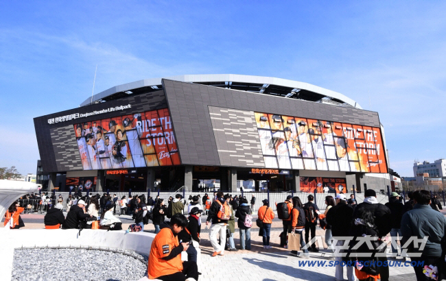 How long has it been since the Enfak disaster…Signage has fallen in the new stadium in the fifth month of its opening Implementation of reinforcement work