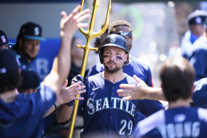 Jersey is sick, and Ohtani is busy. Now, Seattle's big guns in the Raleigh era have hit home runs in two consecutive games. The 41st of the season. MLB history is about to change