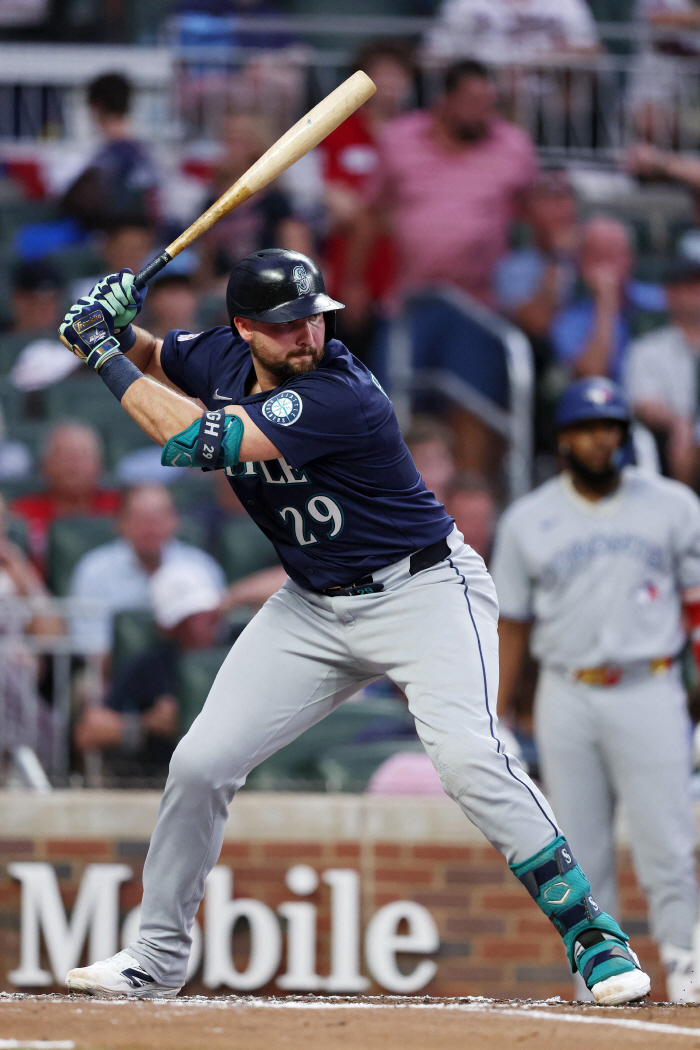 Jersey is sick, and Ohtani is busy. Now, Seattle's big guns in the Raleigh era have hit home runs in two consecutive games. The 41st of the season. MLB history is about to change
