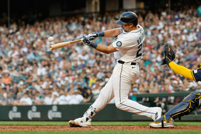 Jersey is sick, and Ohtani is busy. Now, Seattle's big guns in the Raleigh era have hit home runs in two consecutive games. The 41st of the season. MLB history is about to change