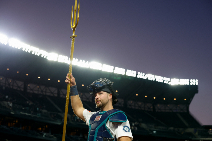 Jersey is sick, and Ohtani is busy. Now, Seattle's big guns in the Raleigh era have hit home runs in two consecutive games. The 41st of the season. MLB history is about to change