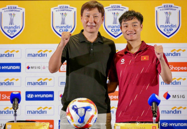 Kim Sang-sik's great challenge, which neither Park Hang-seo nor Shin Tae-yong did, swept the Southeast Asian trophy