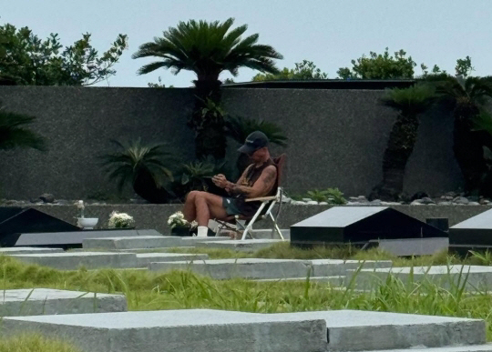 Kiss Koo Jun-yeop and Seo Hee-won's tomb sighting with a gravestone hug..Even the viewers cry