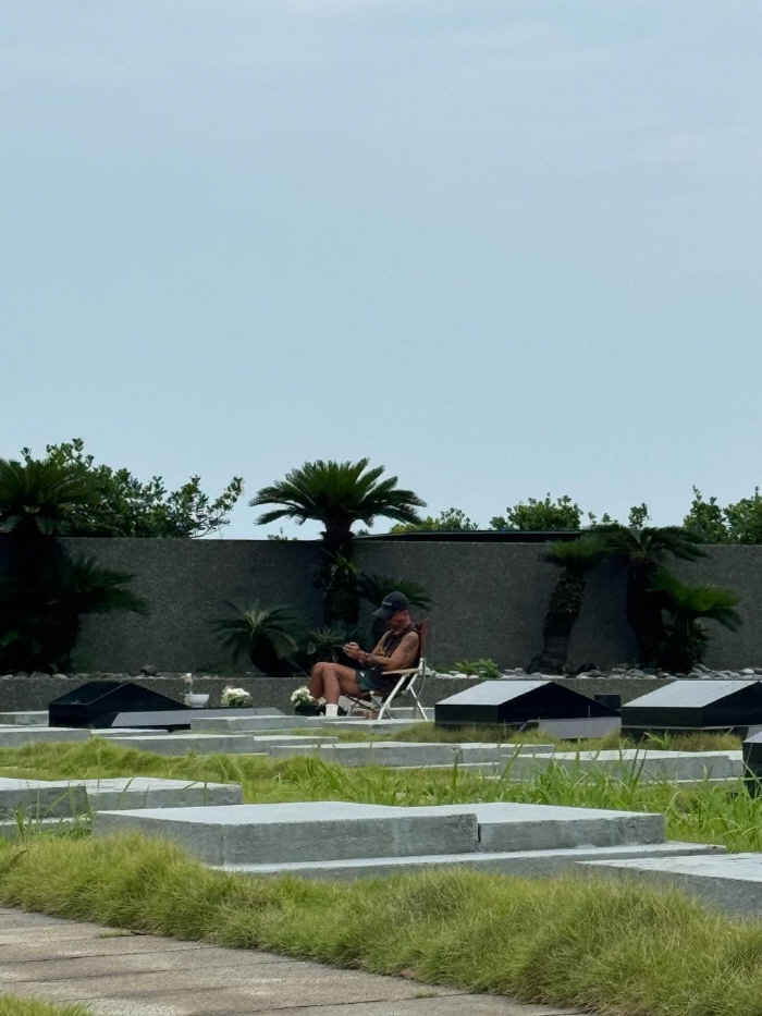 Koo Jun-yeop, who lost 12kg, is looking for Seo Hee-won's grave every day, and his face is full of sadness