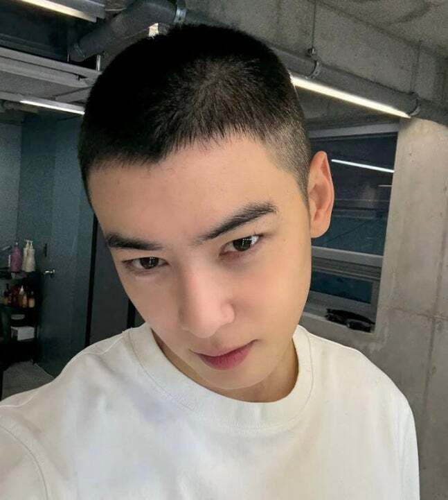  Cha Eunwoo with black hair joined the military today (28th)..First Ride to be released in October