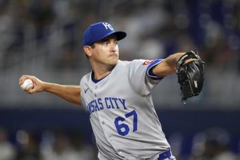 The pitcher, who grew up with Kim Ha-sung in SD, signed a three-year, 91.2 billion-special contract with KC, who is now too precious
