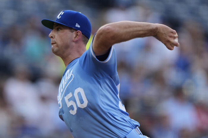 The pitcher, who grew up with Kim Ha-sung in SD, signed a three-year, 91.2 billion-special contract with KC, who is now too precious
