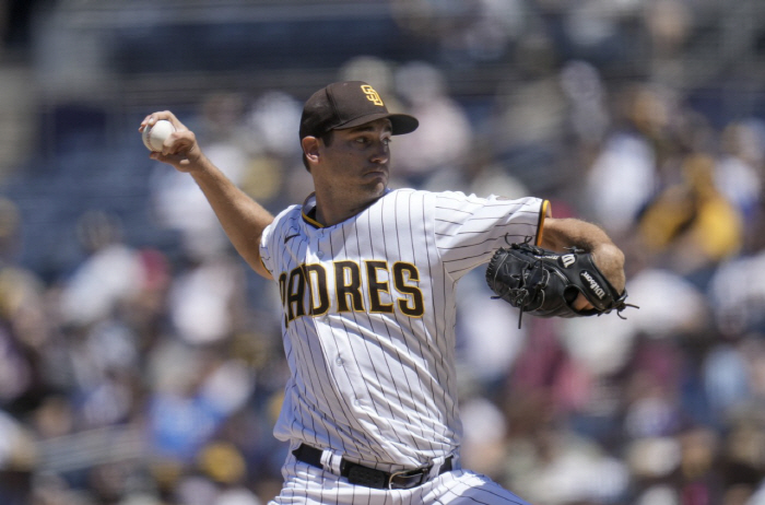 The pitcher, who grew up with Kim Ha-sung in SD, signed a three-year, 91.2 billion-special contract with KC, who is now too precious