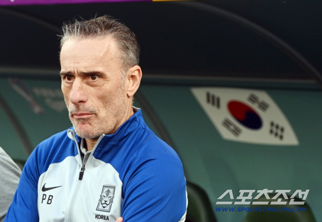 Should Vantu cry as he leaves, challenging football's all-time achievements? The ideal candidate for the revival of football in 2002 when he entered the last WC finals