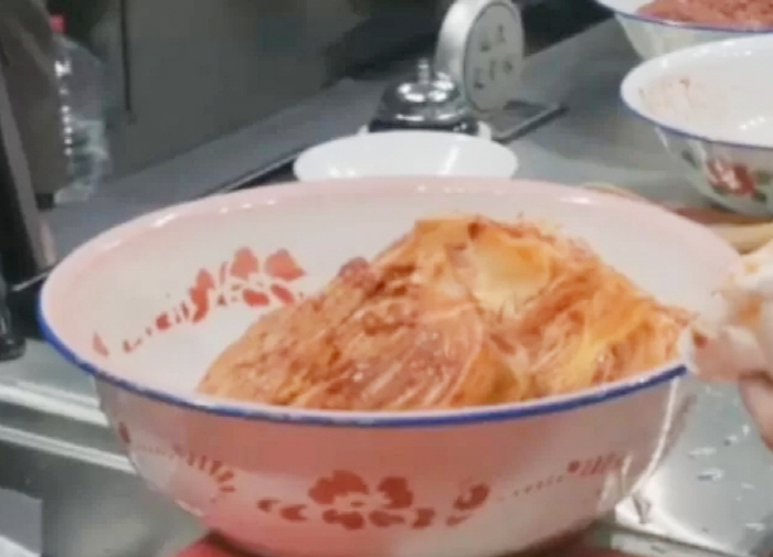Thief City Hall, copying black and white chefs..Pao Chai Appears in this Fanfengshion