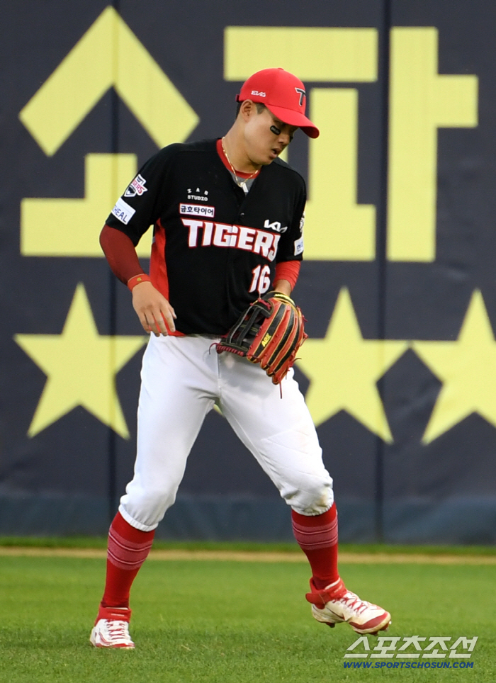 Why did KIA suddenly give up its franchise star and national university outfielder? Why did it force an extreme trade?