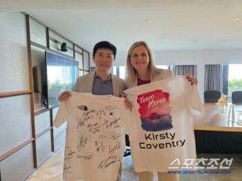 Yoo Seung Min Chairman X Swimming Legend Coventry IOC Chairman.Reunited in Singapore WorldSwimming Championships SportsDiplomacy Widewalk
