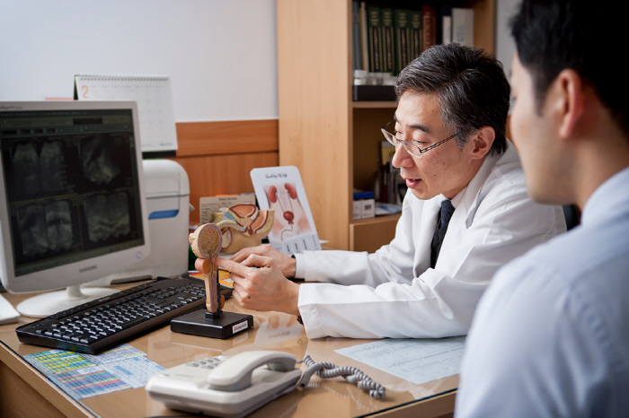 Detecting microhematuria more than twice in middle-aged people. We should suspect this