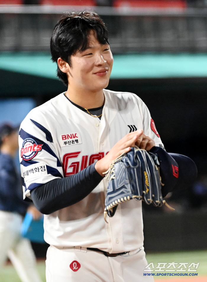 Find the second Hong Min-ki, Lee Min-seok. Lotte Young-guns who are going to study abroad during the season. 