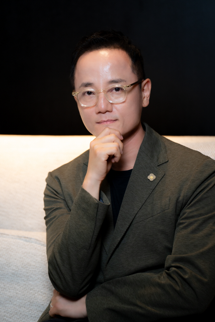  Zombie's Daughter Feel-Sung, director, acting genius, is your favorite? He looked at me and made a face