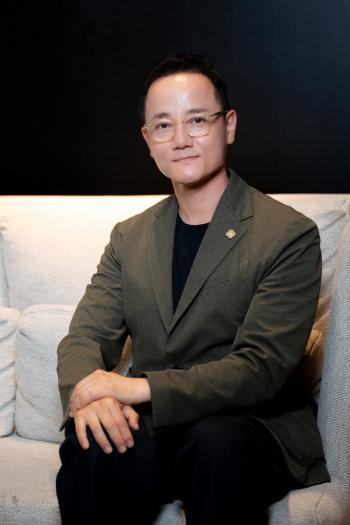  Director Yoon Kyung-ho, who is the zombie daughter's emotional director, did you hear the great news this year…I'm rooting for the rookie award as an excuse
