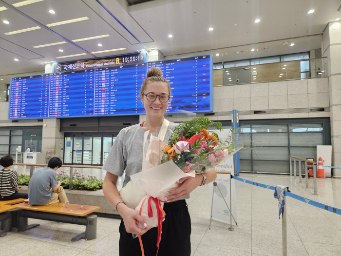It's been four years Rebecca, the third generation of Korean descent, joins Heungkuk Life...I'm excited to run in Korea again
