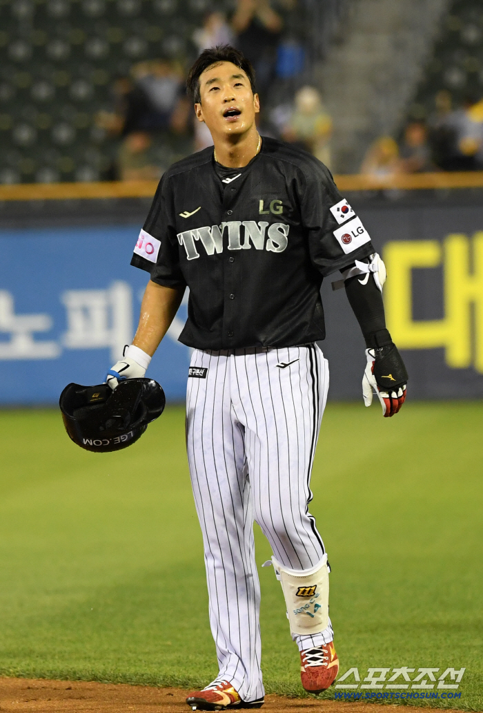 I've never seen Hwangdang Juru Sanyeom Kyung-yeop die at a full count while playing baseball. 