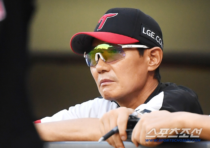 I've never seen Hwangdang Juru Sanyeom Kyung-yeop die at a full count while playing baseball. 