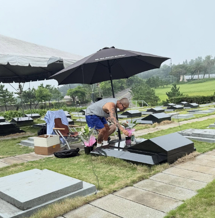 Koo Jun-yeop and Seo Hee-won's tombstone engraved in Korean...I can't even eat half a bowl of noodles
