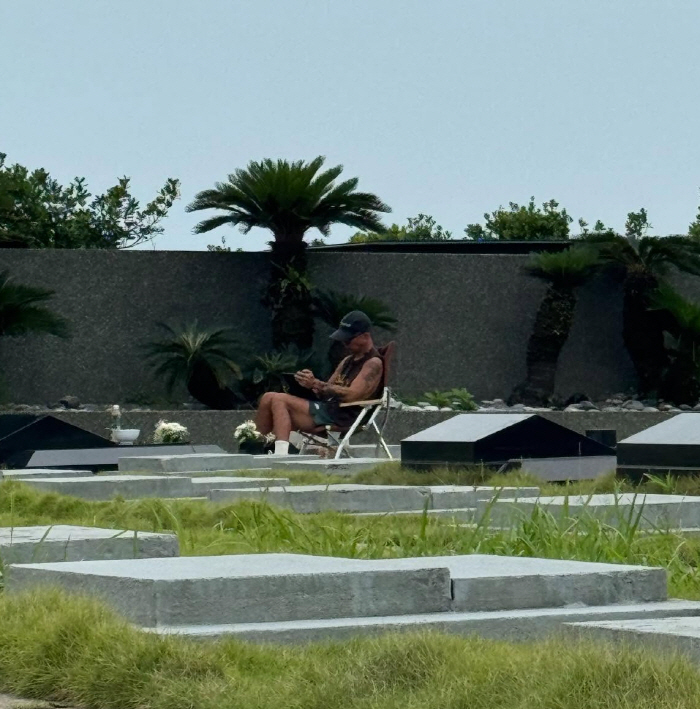 Koo Jun-yeop, who is next to Seo Hee-won, looked into apartments near the grave..I hope you don't disturb me