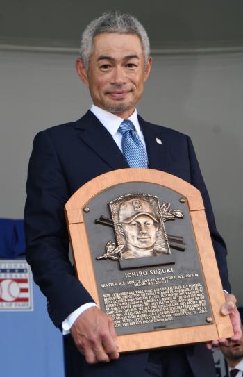 Mr. Noh, thank you Ichiro was the only English speaker in the Hall of Fame 19 minutes to speak in Japanese, his old mother opened the door, and Ichiro and Ohtani followed along the way