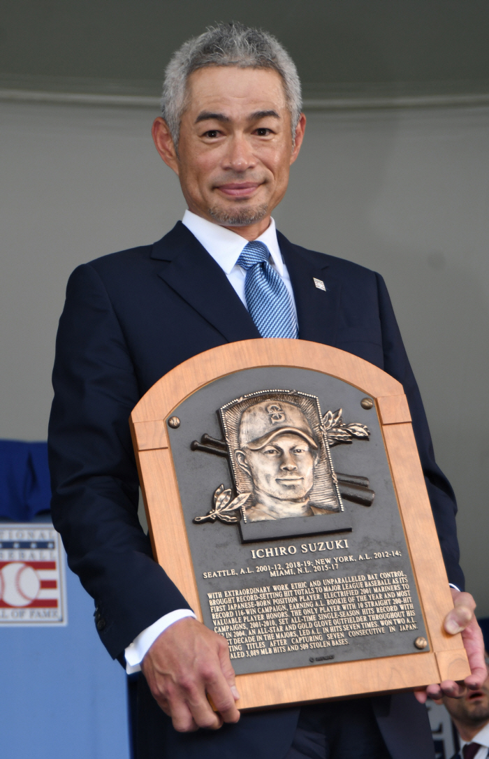Mr. Noh, thank you Ichiro was the only English speaker in the Hall of Fame 19 minutes to speak in Japanese, his old mother opened the door, and Ichiro and Ohtani followed along the way