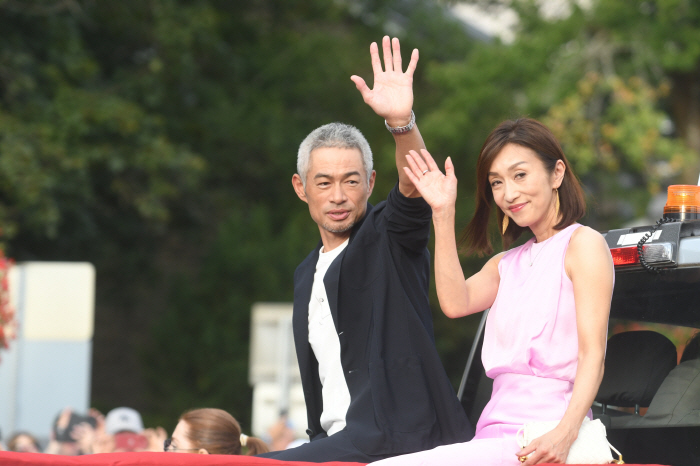Mr. Noh, thank you Ichiro was the only English speaker in the Hall of Fame 19 minutes to speak in Japanese, his old mother opened the door, and Ichiro and Ohtani followed along the way