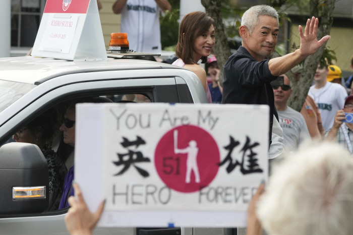 Mr. Noh, thank you Ichiro was the only English speaker in the Hall of Fame 19 minutes to speak in Japanese, his old mother opened the door, and Ichiro and Ohtani followed along the way