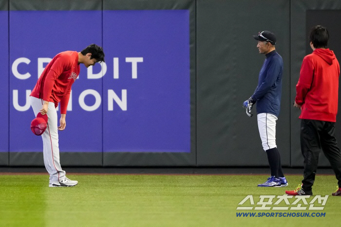 Mr. Noh, thank you Ichiro was the only English speaker in the Hall of Fame 19 minutes to speak in Japanese, his old mother opened the door, and Ichiro and Ohtani followed along the way