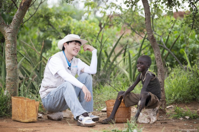  Youngtak gets emotional in Uganda, Africa...The truth that was conveyed through JTBC's 'Hope Blues.'