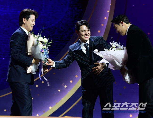 Park Dong-won is trying alone. Will Yang Eui-ji and Kang Min-ho break this year. I don't know. Come on