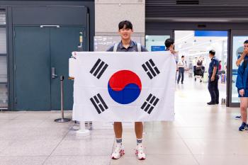 Park Seung-soo, born in 2007, entered the country with a Korean flag...Newcastle Faces Fans' Welcome to the Entry Team K League → Tottenham