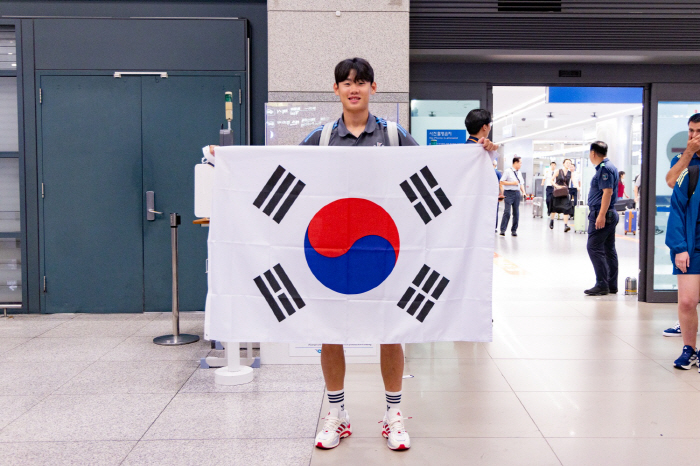 Park Seung-soo, born in 2007, entered the country with a Korean flag...Newcastle Faces Fans' Welcome to the Entry Team K League → Tottenham