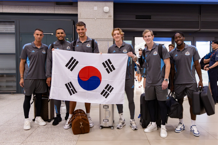 Park Seung-soo, born in 2007, entered the country with a Korean flag...Newcastle Faces Fans' Welcome to the Entry Team K League → Tottenham