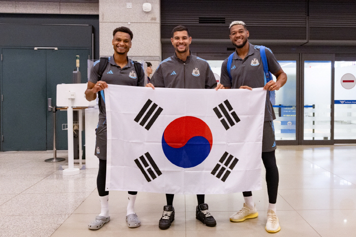Park Seung-soo, born in 2007, entered the country with a Korean flag...Newcastle Faces Fans' Welcome to the Entry Team K League → Tottenham