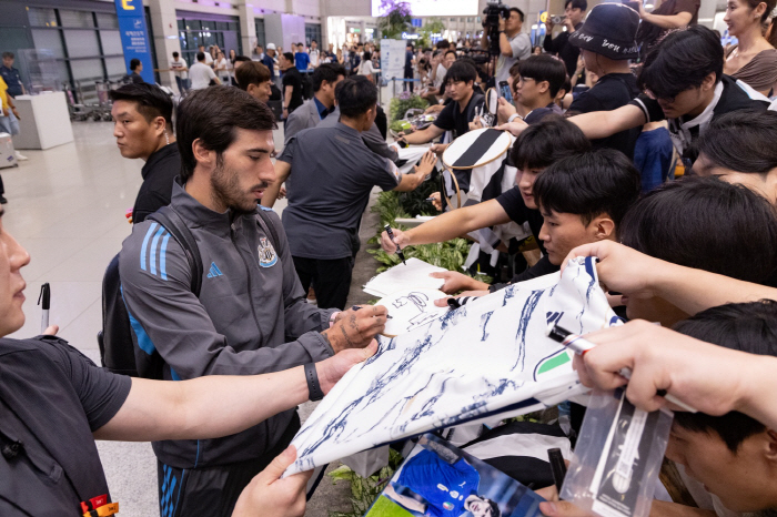 Park Seung-soo, born in 2007, entered the country with a Korean flag...Newcastle Faces Fans' Welcome to the Entry Team K League → Tottenham