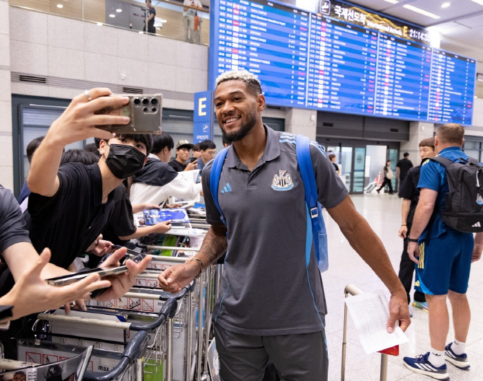 Park Seung-soo, born in 2007, entered the country with a Korean flag...Newcastle Faces Fans' Welcome to the Entry Team K League → Tottenham
