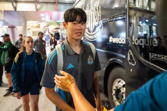 Park Seung-soo, born in 2007, entered the country with a Korean flag...Newcastle Faces Fans' Welcome to the Entry Team K League → Tottenham