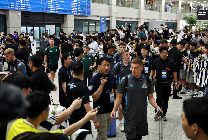 Park Seung-soo Unfolded Korean Flag, EPL Master Newcastle Stomped on Korean soil for the first time in 133 yearsTeam K League clash with Tottenham