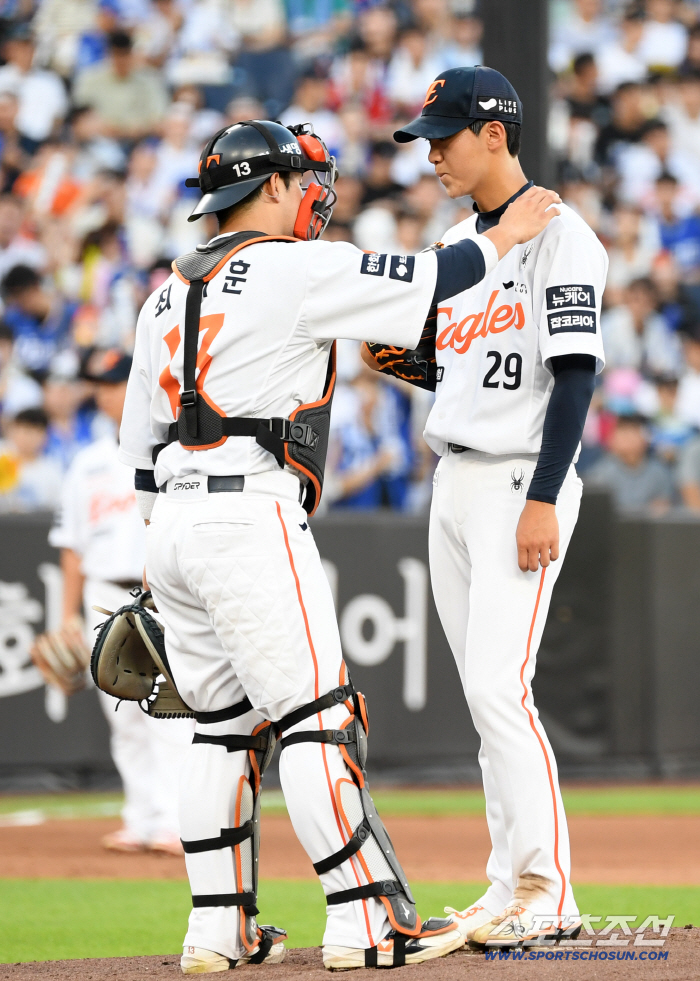  Catcher Choi Jae-hoon and Jun-seo who came to the mound from the first inning, it's okay