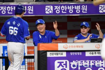  Coach Lee Jin-young and Park Jin-man, who are happy with Park Seung-gyu's solo shot