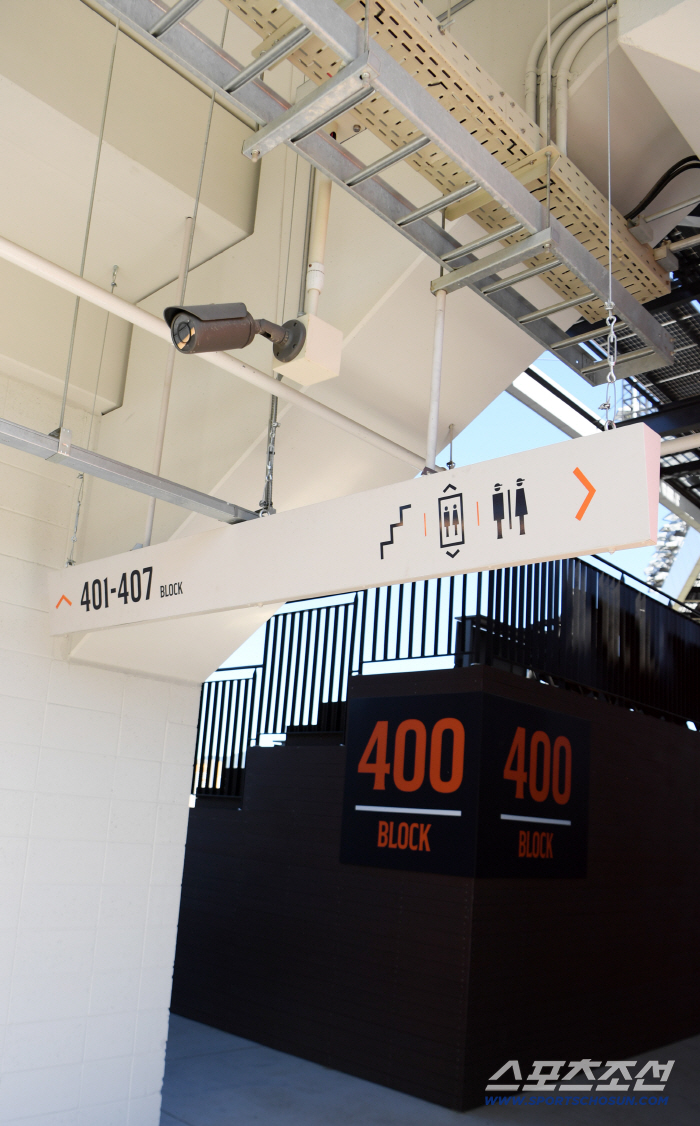  Construction of the signboard reinforcement that fell off Hanwha Life Ball Park in Daejeon has been completed